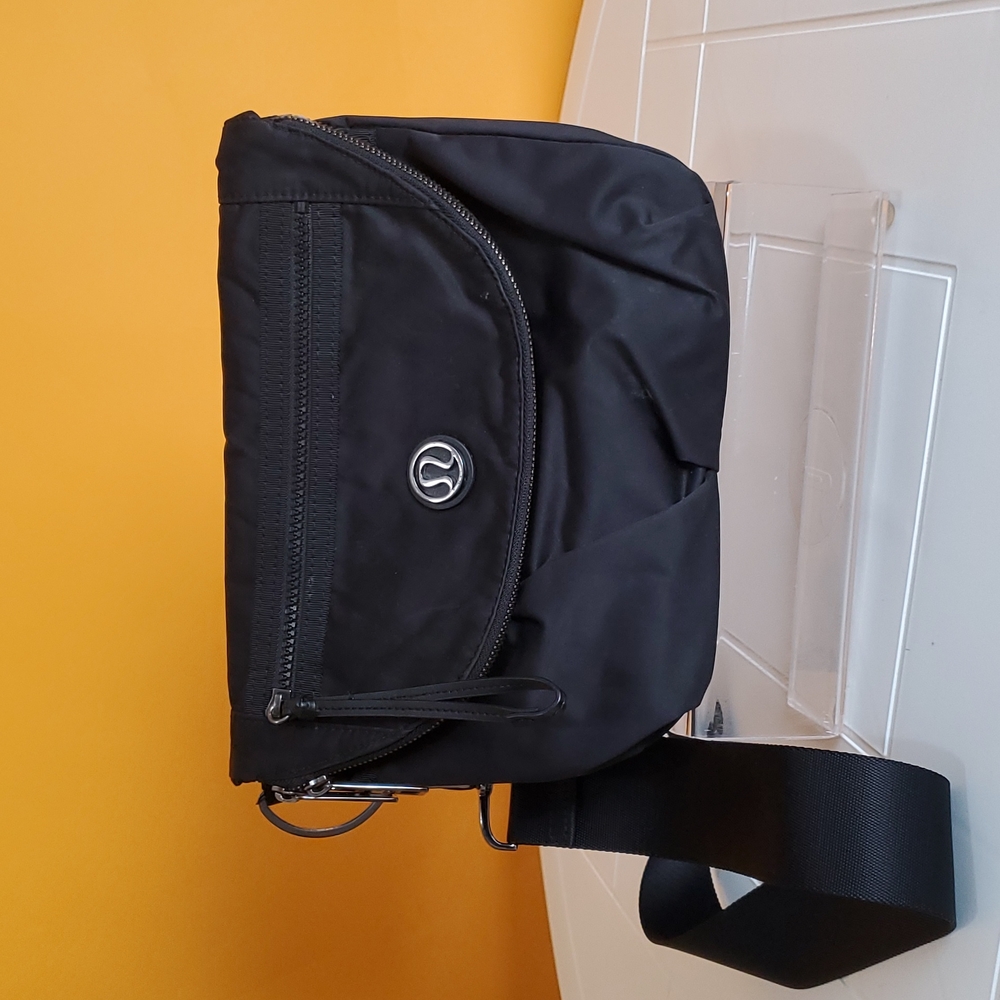 Lululemon Women crossbody bag 2 pocket lightweight hiking casual small black adj